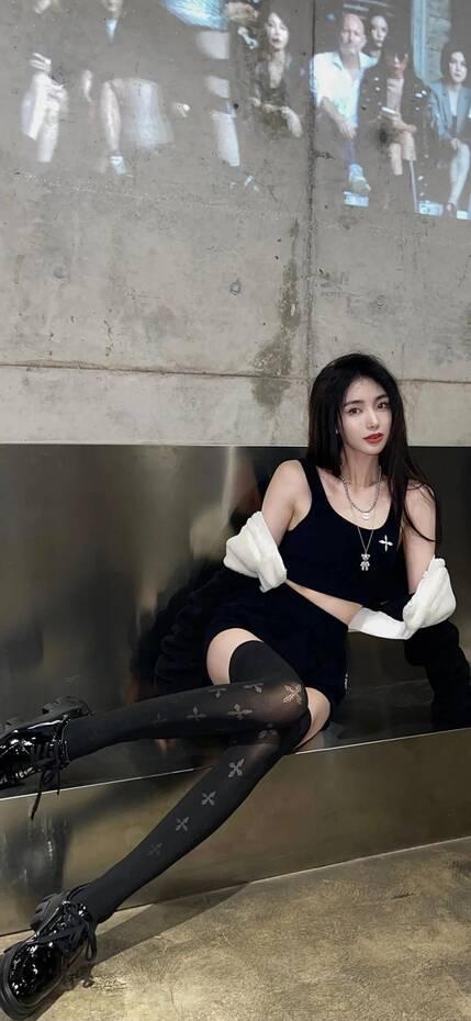 公司有个女同事穿了件豹纹的衣服上班。另外一个男同事就说：“真好看，可惜少了根钢管