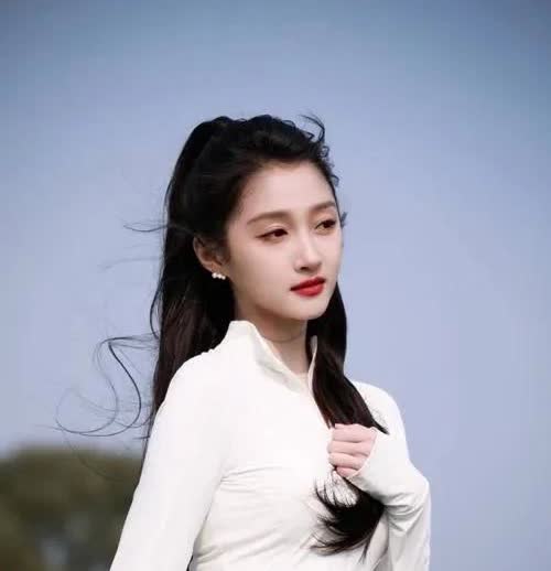 影视名星关晓彤、周冬雨、那尔那茜的高考成绩大比拼。
关晓彤552分，很高的了，