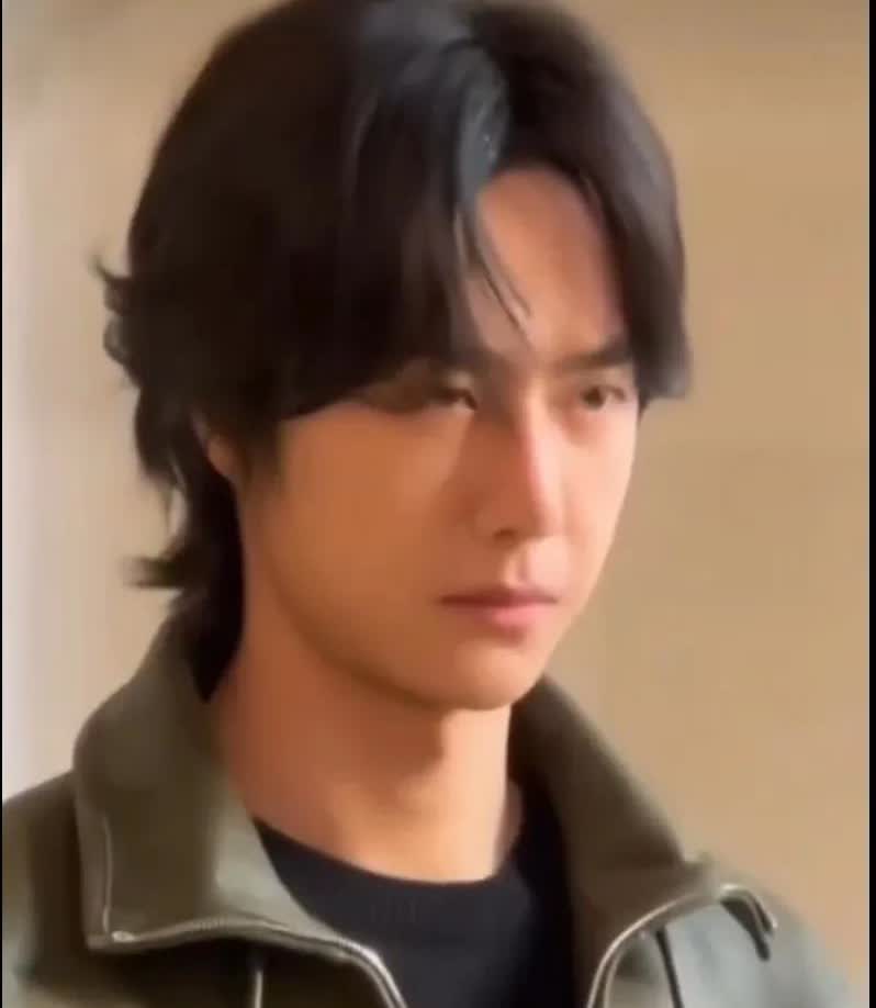 发现没有
巴黎的天空下起了小雨，但是想看罗意威小王子的人，依然络绎不绝。

