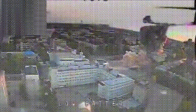 乌克兰一政府大楼一天内两次被炸，俄军瞄准国旗国徽投弹，巨大建筑物成废墟

当地时
