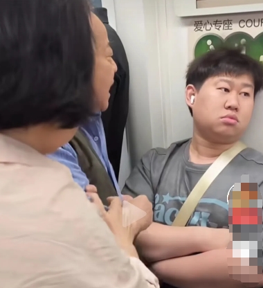 上海地铁老人要求年轻人让座事件，
全网都在讨伐大爷，
我觉得大爷做的已经很礼貌了