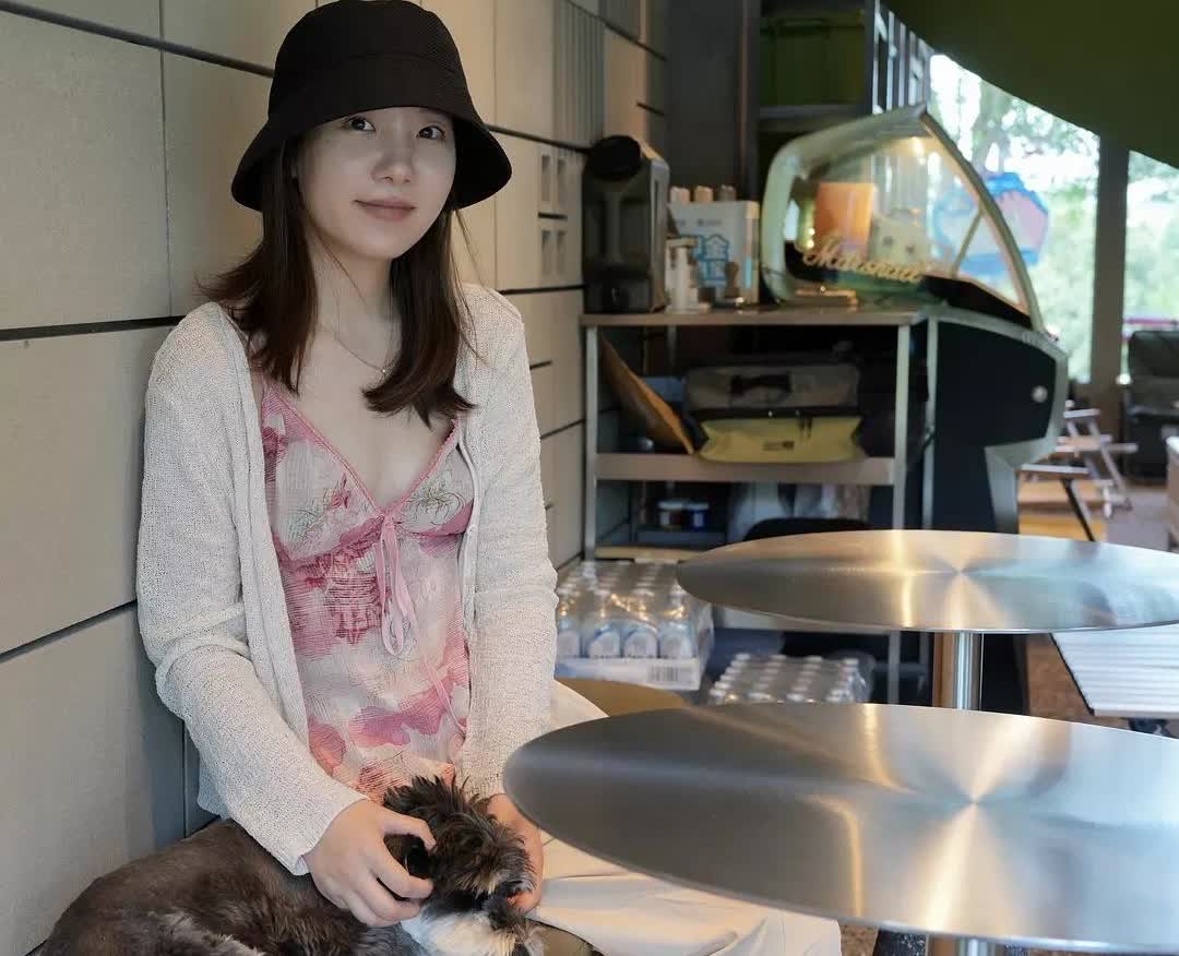91年烟台莱州女生，独生女，身高165cm，体重51kg，目前在莱山工作，企业中