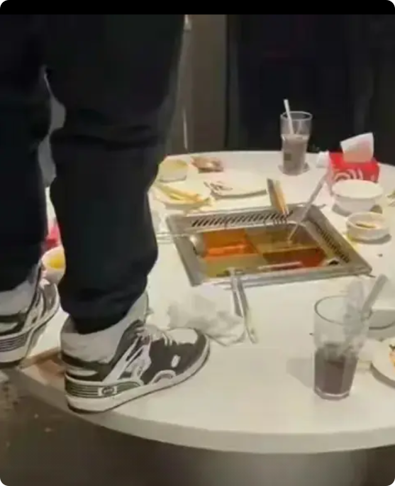 小伙子撒出来有史以来最贵一泡尿
   上海一17岁小伙海底捞就餐，不知道是喝多了