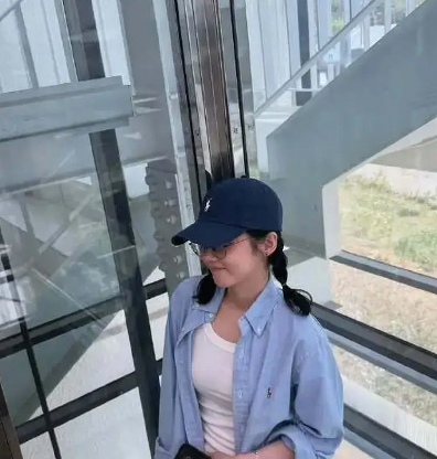 44岁张娜拉近照曝光，蓝色棒球帽下的童颜秘籍