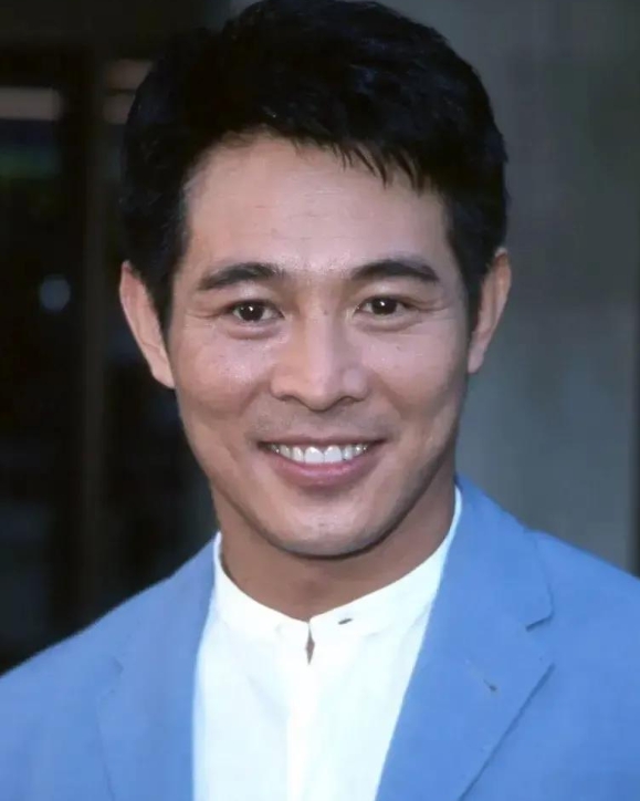 那年，李连杰参加“鲁豫有约”时，鲁豫问他：“有个问题，我一直想不明白，利智那么漂