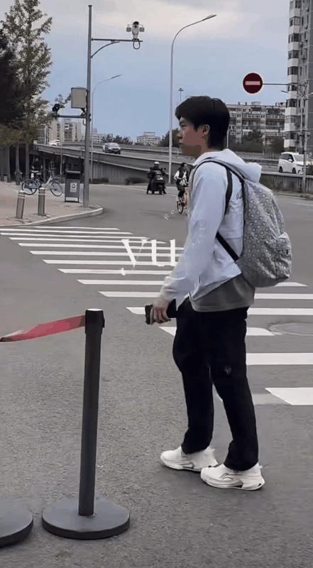 吃完饭回体总的大头，这一身造型真好看，侧颜真帅啊！！
穿上队服是运动员王楚钦，赛