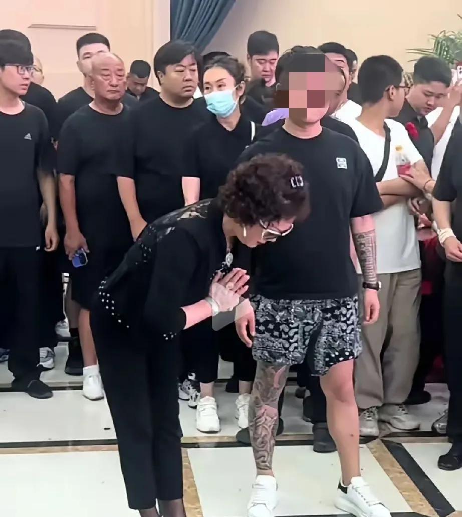 谁能想到！
在杨少华先生的葬礼上，最受关注的不是他的小儿子杨议，
也不是杨议的前