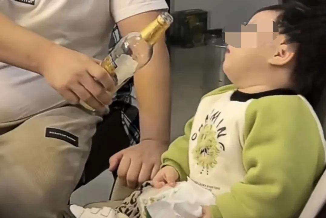 这也能开玩笑，简直是太愚昧无知了，浙江台州一男子在饭店就餐喝酒时，竟然给老板18