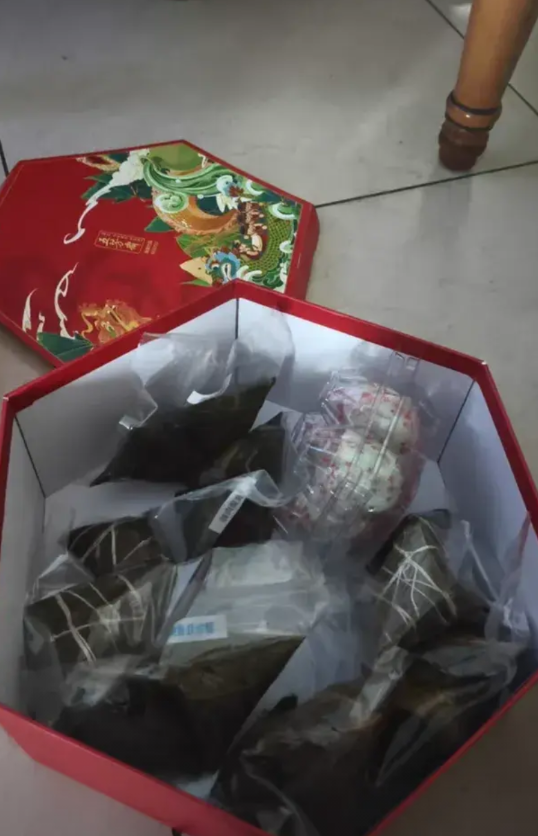 五芳斋粽子咸蛋礼盒今年是彻底翻车了。

有人网上花两百多买了一个盒粽子，两天后，