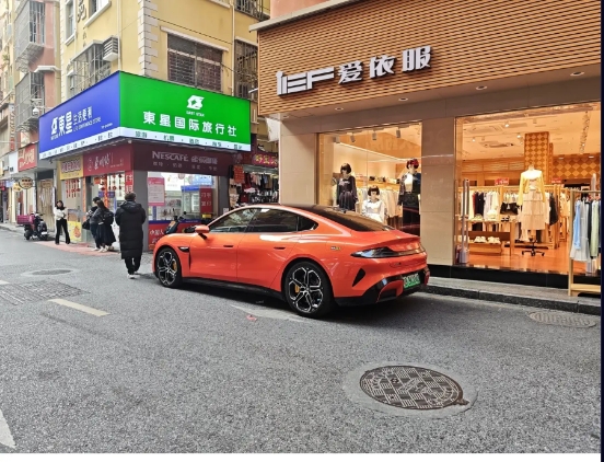 深圳城中村遇见一辆小米SU7，太漂亮了。