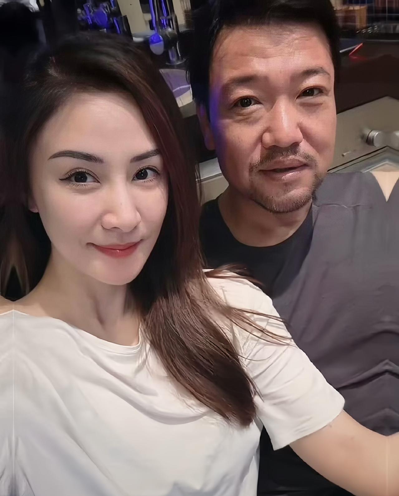 总以为贾冰在小品、影视剧里的老婆个个漂亮，现实生活中的贾嫂也很漂亮啊。
近日，贾
