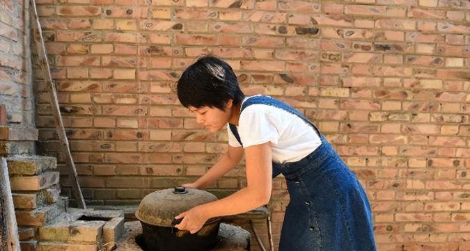 五年前，河北枣强县的一位农村女孩，高考考出了707分的逆天成绩，其中数学满分，全