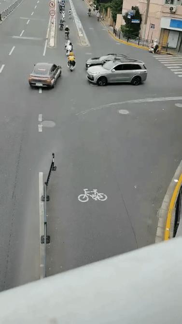 他可真会抢，是抢着去投胎吗？难道能赶上投富二代？汽车虽然是借道通行，可人家老早就