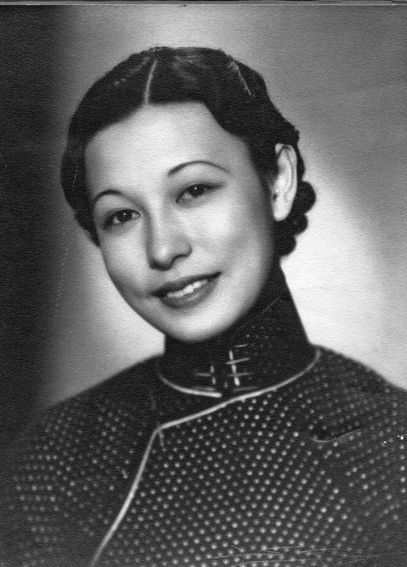 1943年，郭婉莹难产住院，可他的丈夫却在闺蜜家里过夜。出院后，郭婉莹精心打扮，