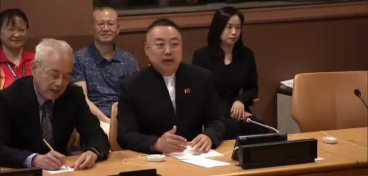 看看刘国梁到哪里都发光。出了国乒，就是都去了国际大舞台。这次坐到联合国开运动会去