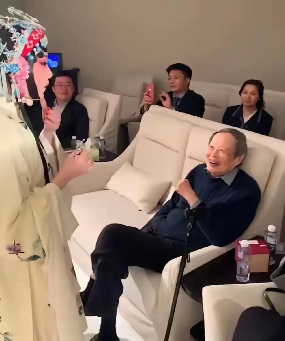 103岁的杨振宁仍然神采奕奕
