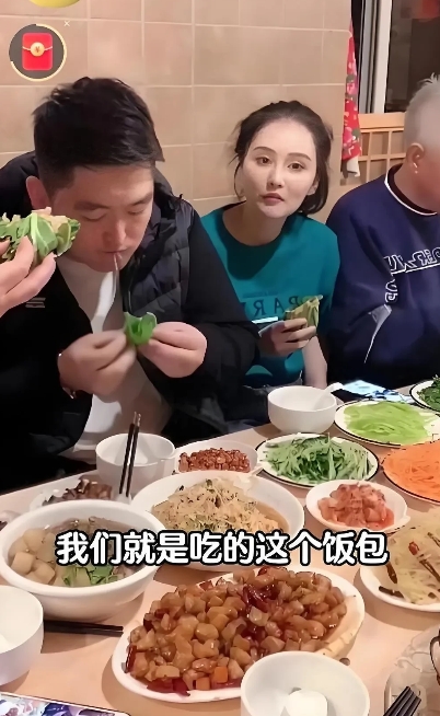 其实有钱人吃的饭不过如此，赵本山一家过年吃的饭，满桌都是素菜，用菜叶子包菜吃，碗