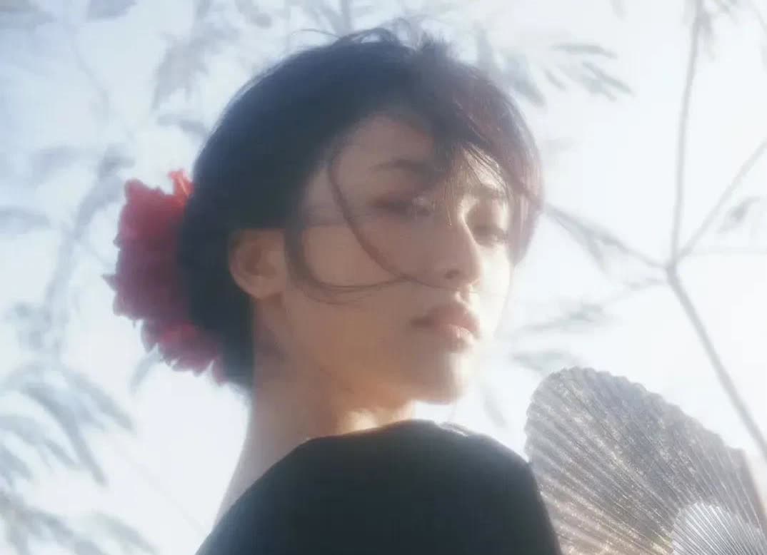 沈月深夜撩制片人？

沈月最近在社交平台晒了一组自己的古风写真，不仅在社交平