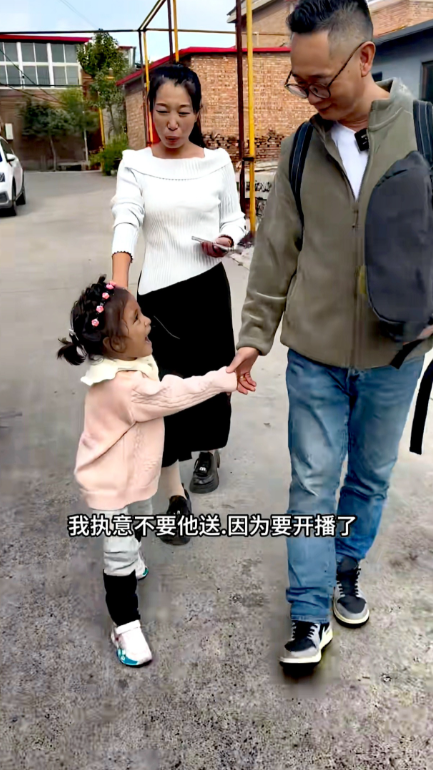 过河拆桥？皮衣哥帮安娜上户口，遇李超群一家“不热情”对待，有网友为皮衣哥“不值”