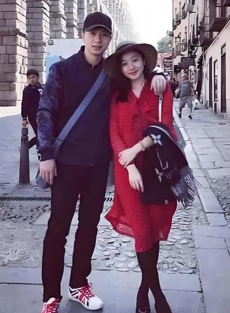 马龙携全家观战CBA总决赛，妻子被赞美丽有气质