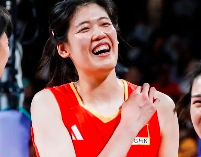 李盈莹伤病恢复速度惊人，在体能师陪伴下康复训练。
在近期中国女排的公开训练直播中