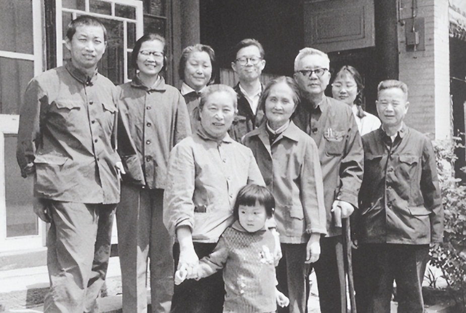 1938年秋，华罗庚结束在英国剑桥大学的进修，回到战火纷飞的祖国，经过千里跋涉，