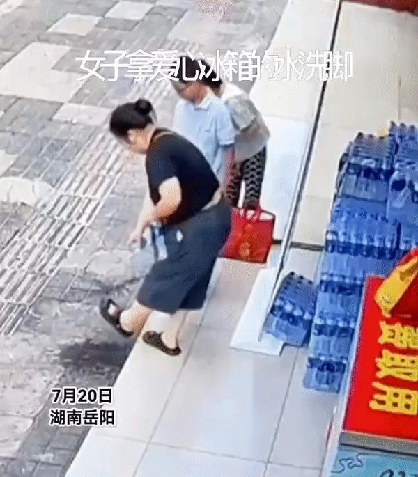 “监控下的一幕！” 让人吃惊，又意外！
7月20日，湖南岳阳，因为女子鞋子里面有