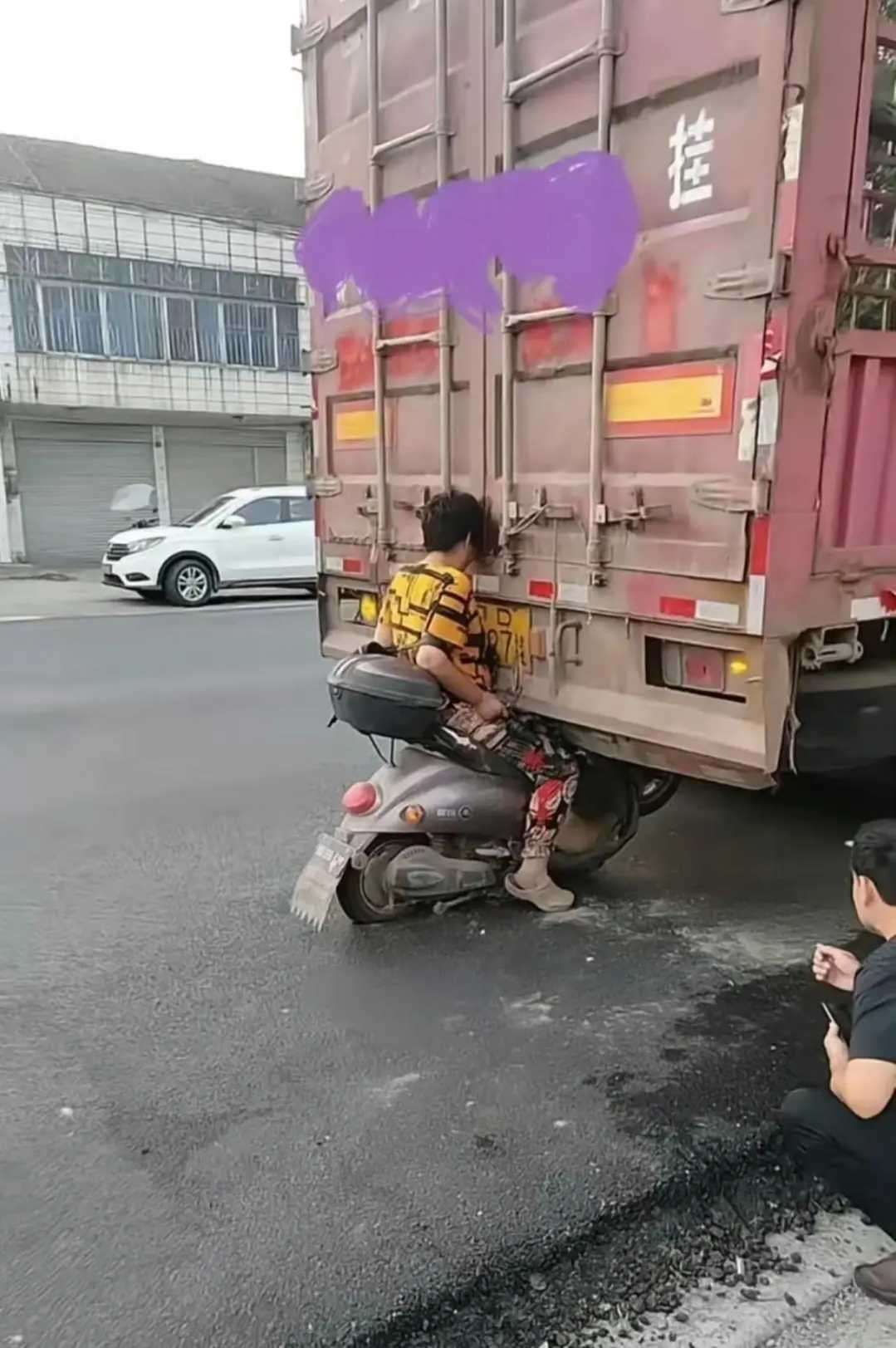 这种情况谁的责任更加大一点呢？