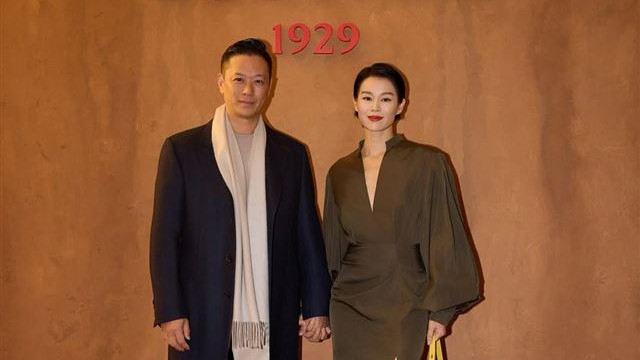 胡杏儿丈夫回应夜店搂抱美女，自称是个拥抱者，胡杏儿淡定没理会