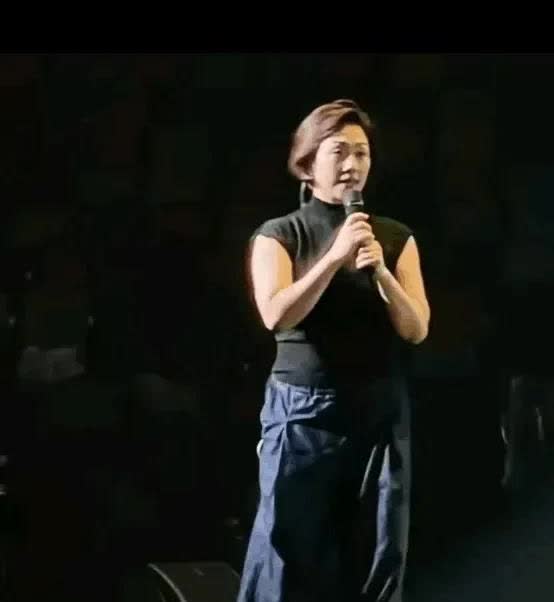 58岁的林忆莲确实发福了不少，一看就是大妈的样子，很路人，站在台上不化妆，几乎认