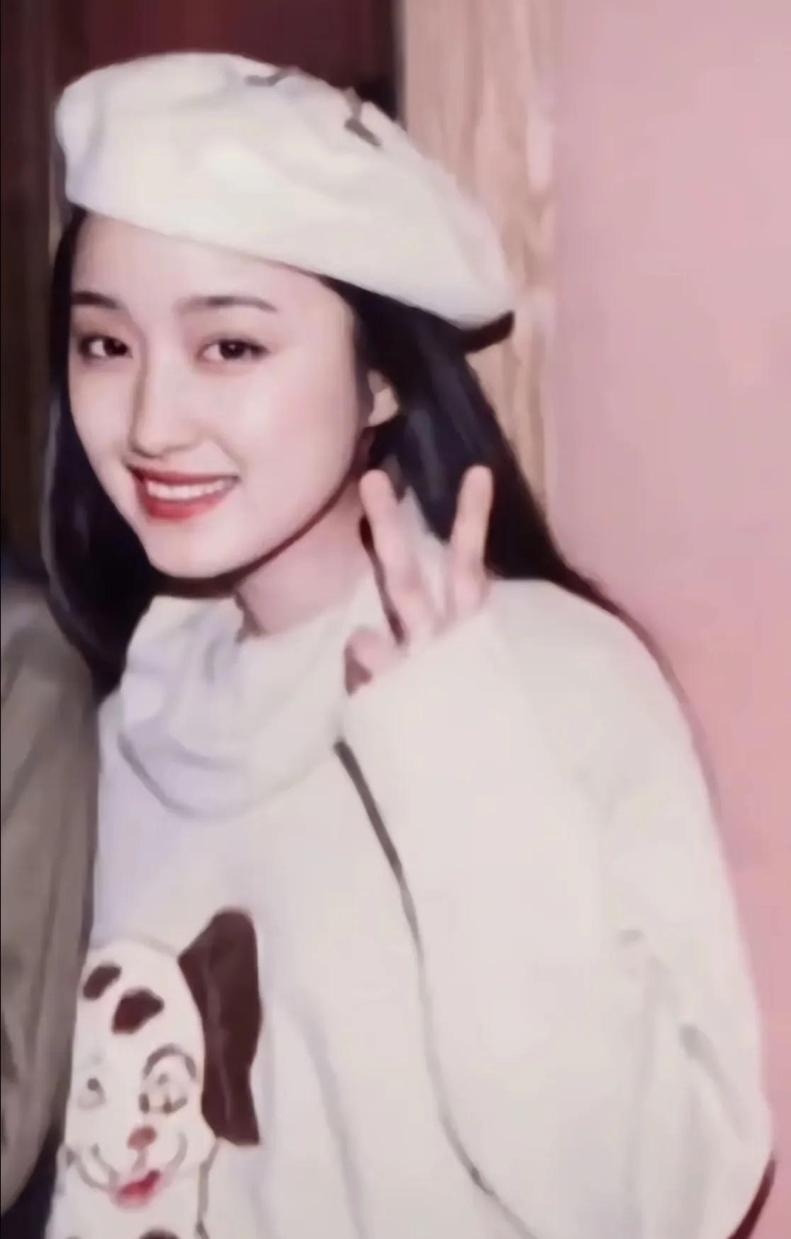 发现杨钰莹小仙女一张年轻时美照！在那个无美颜无滤镜的纯真年代，杨钰莹这种颜值算什