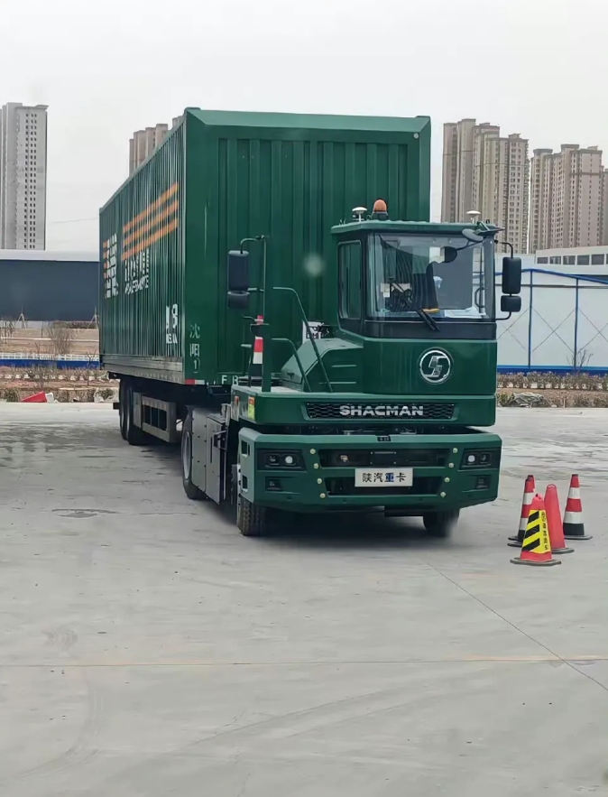 发现了一辆非常奇怪的邮政车，居然只有半边驾驶室，而且还没有挂牌照，牌照位置写有陕