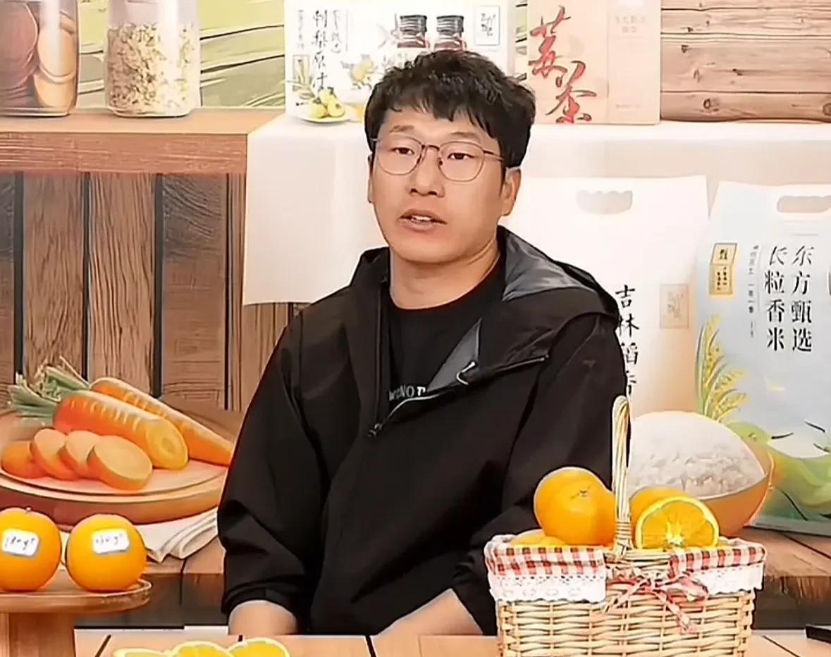既明明说小孙长相得像58年、参加过二战后，又对小孙的长相有了新的评价，觉得明明的
