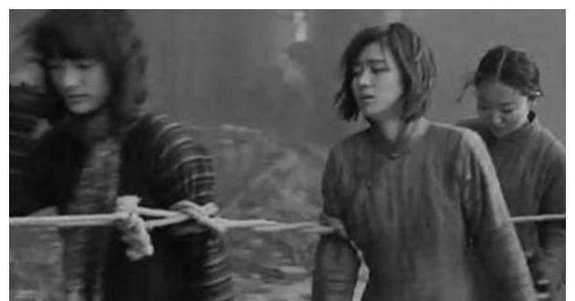 “她怀了鬼子的孩子！”山西农妇长得好，被50多个鬼子排队等着糟蹋，并怀上日本孩子