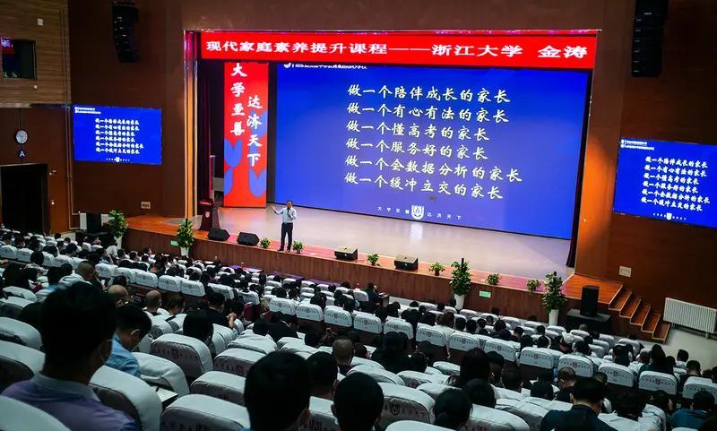 三年前一个朋友为了当副校长，从县城调到乡镇学校去了，当了一所中心小学的副校长。今