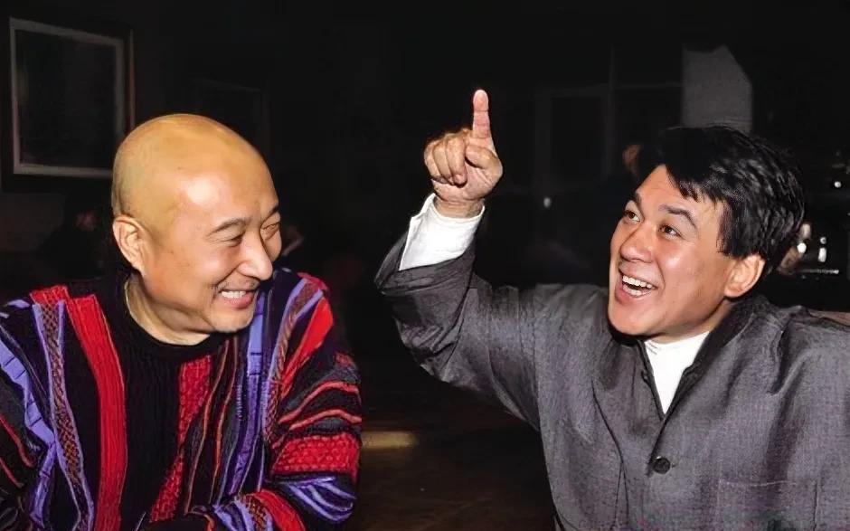 近日，喜剧界两位传奇人物陈佩斯和黄渤惊喜同框，相聚一堂！两位不同时代的喜剧明星，