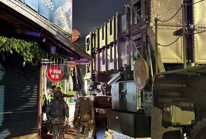台军“爱国者”卡到饭馆遮雨棚，两个半小时动弹不得，惊动美国专家
自打“汉光演习”