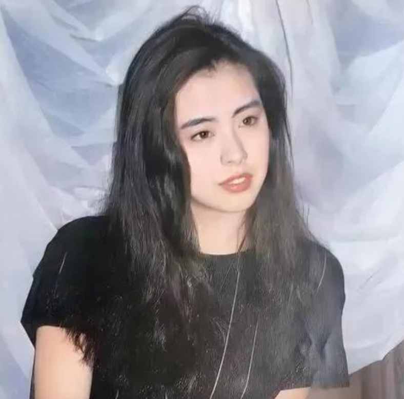 1990年，王祖贤第一次去北京拍广告，片酬200万。坐出租车时她给司机5块钱，司