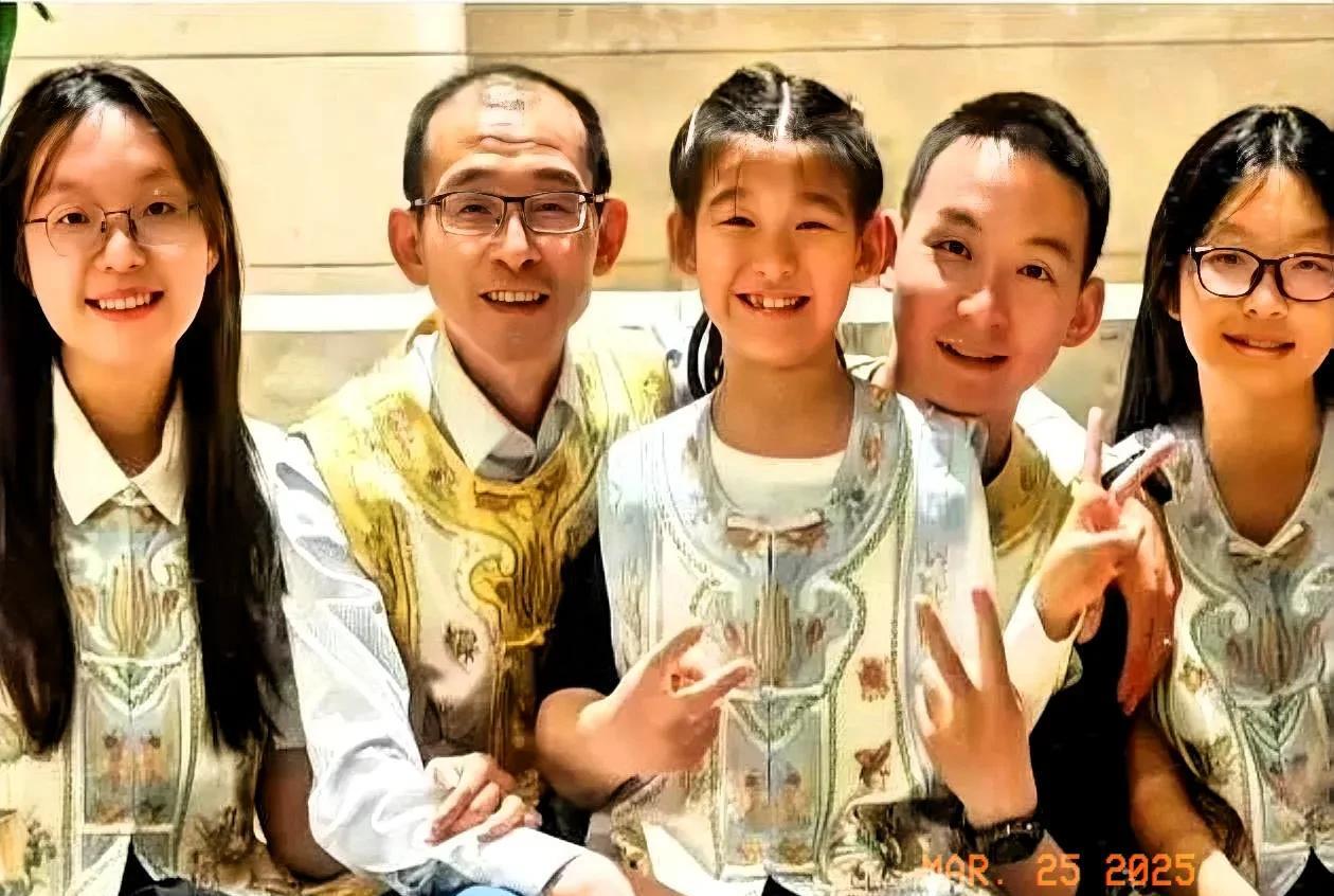 谢浩南前半辈子把所有的苦都尝遍了，真心希望他这半辈子能够全部都是幸福安乐，好好享