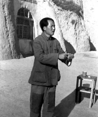 1960年7月16日，李银桥托人从国外买香烟给毛主席品尝，毛点燃吸烟连称好烟，李