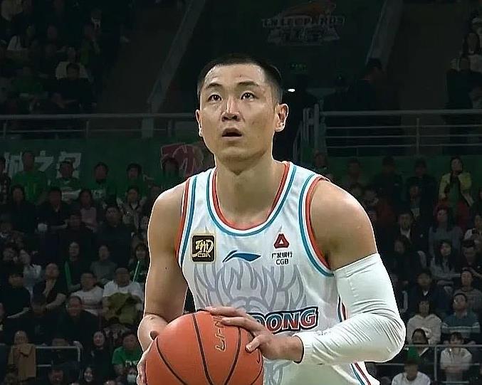 [微风]裁判的悲哀！
     【镜头1】：高诗岩运球刚过半场，看见李晓旭上来贴