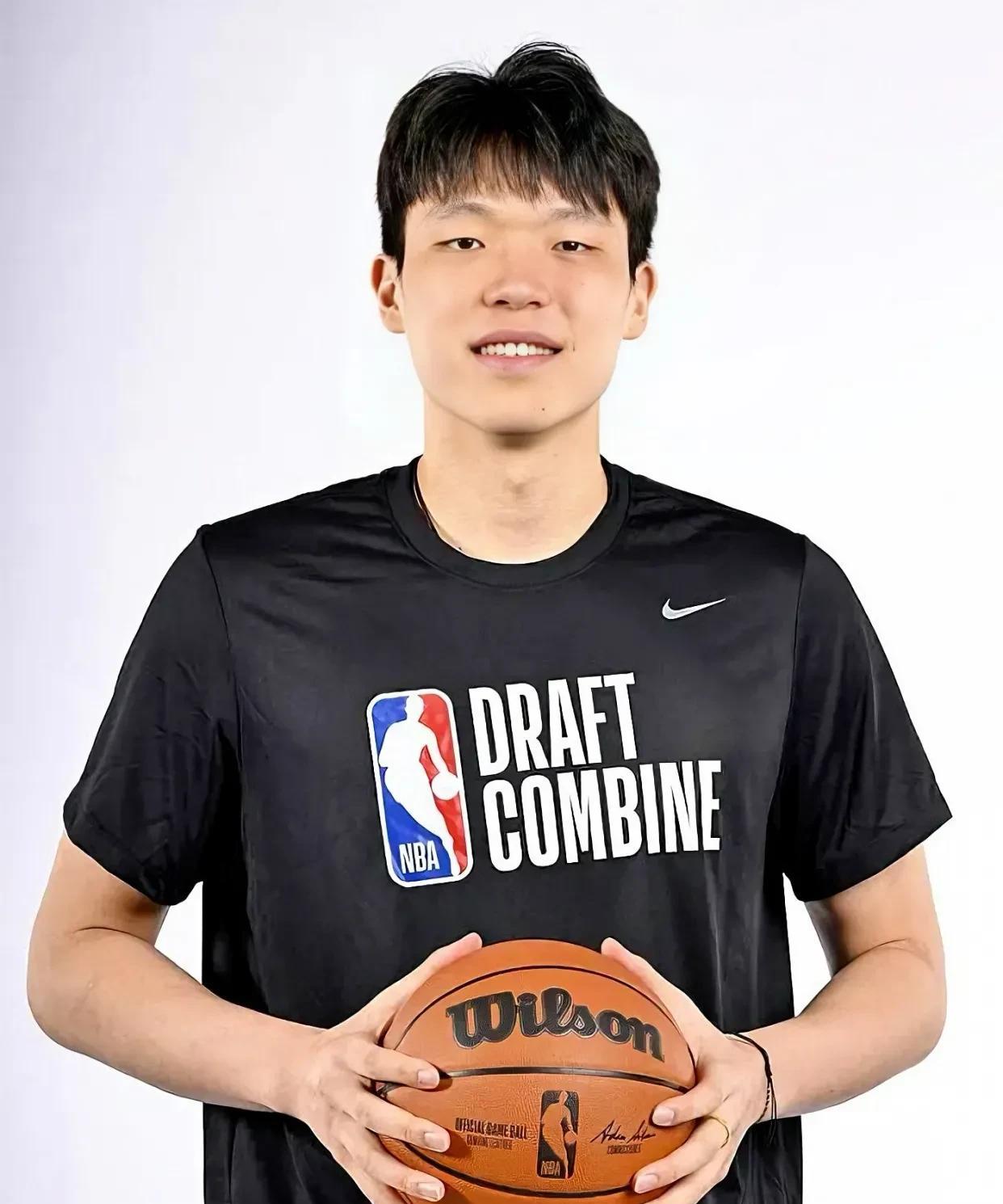 杨瀚森19岁，身高2.18米   体重119kg
他是又一位有机会登入NBA的中