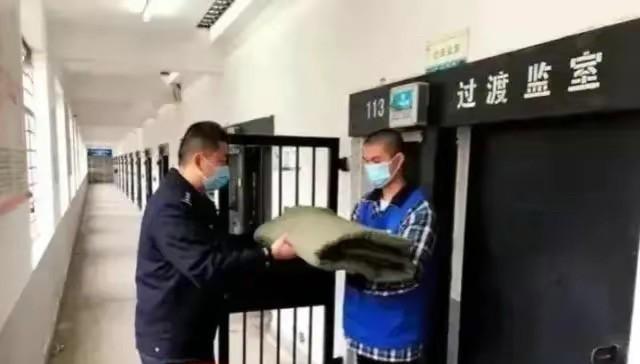 在看守所的时候我们两三个人才能盖一床被子。
  虽然刚进看守所的时候每个人都会发