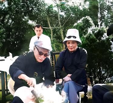 这是蒋中正与家人野炊时亲自做蛋炒饭。蒋中正的厨艺并不好，但唯独做蛋炒饭是一绝。当