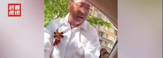 全网泪目！女子父亲牺牲，被父亲战友一把拉扯大，到出嫁那天破防了！女子：“母亲丢下