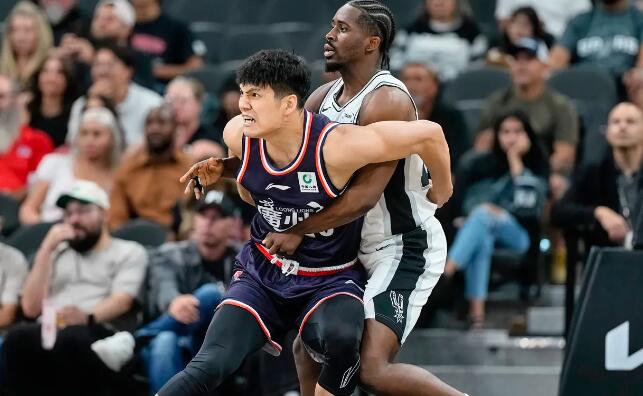 陈国豪在NBA季前赛和马刺队比赛，的惊艳发挥，张庆鹏的压力突然聚增，广州队在和N