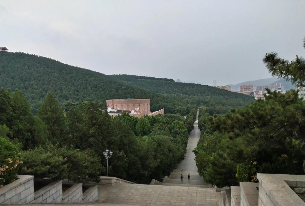 济南英雄山原名叫四里山，因这里埋葬着济南战役的无数革命先烈，毛主席曾经感慨道：青
