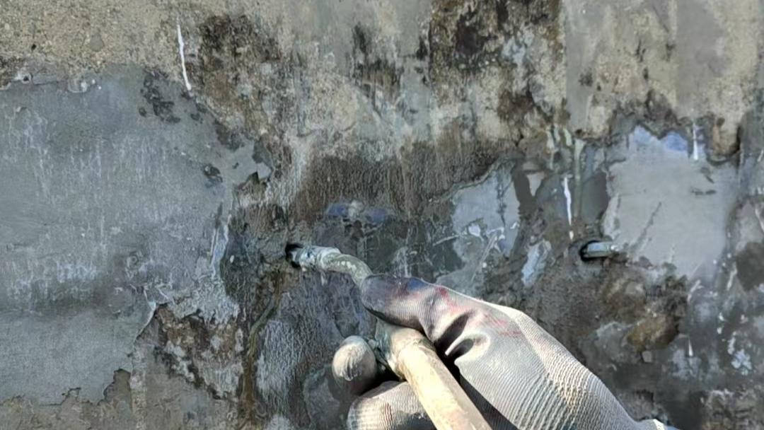 烟囱维护项目顺利收官 顶口防腐焕新颜保障设备长效运行