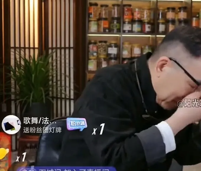 著名相声演员杨议先生直播时，竟忍不住落泪了！

昨天，名门二公子和雕刻碰了面，这