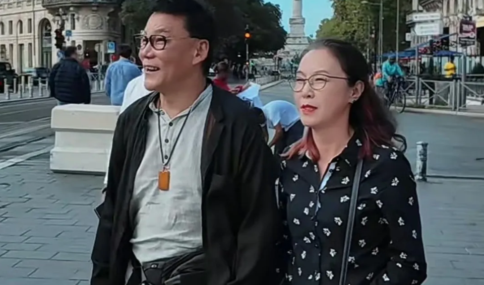 国庆节，李国庆和他的新娘（丹红）又露脸了，这两人越来越般配了。60岁的李国庆，终